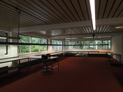 827890 Interieur van het woonhuis annex bureau van architect P.H. Dingemans (Huizingalaan 189-191) te Utrecht: ...